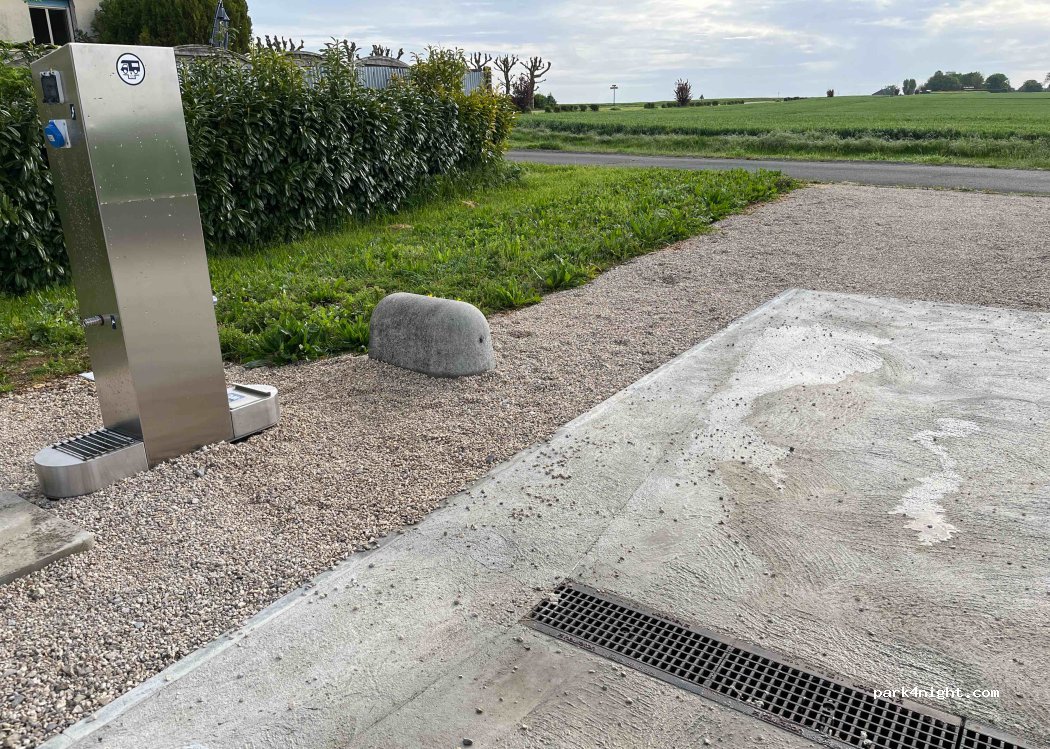 Aire de camping-car à Outarville — foto 3