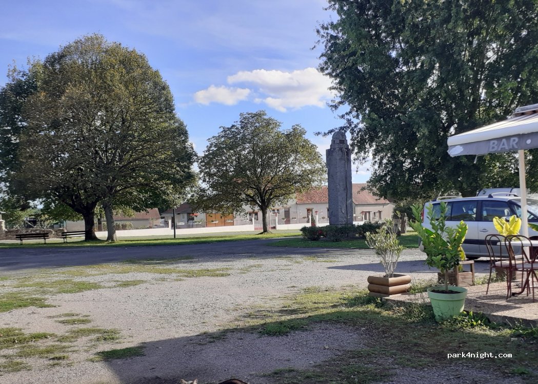 (36190) Gargilesse-Dampierre - 3 Place du 8 Mai 1945 — foto 2
