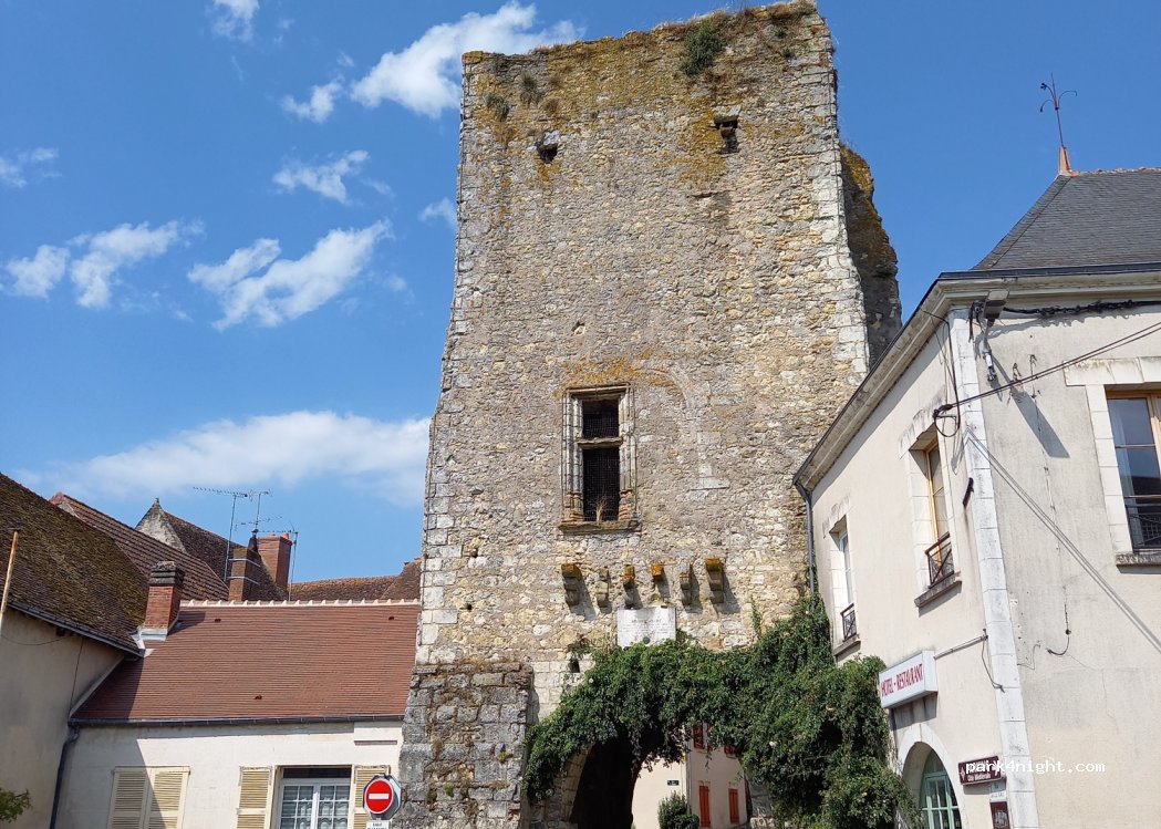 (41320) Mennetou-sur-Cher - 4 Place du 11 Novembre 1918 — foto 2