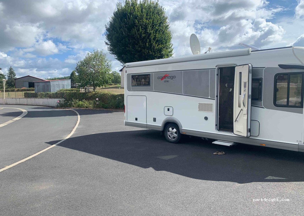 Aire de camping car Saint-Paul-des-Landes — foto 3