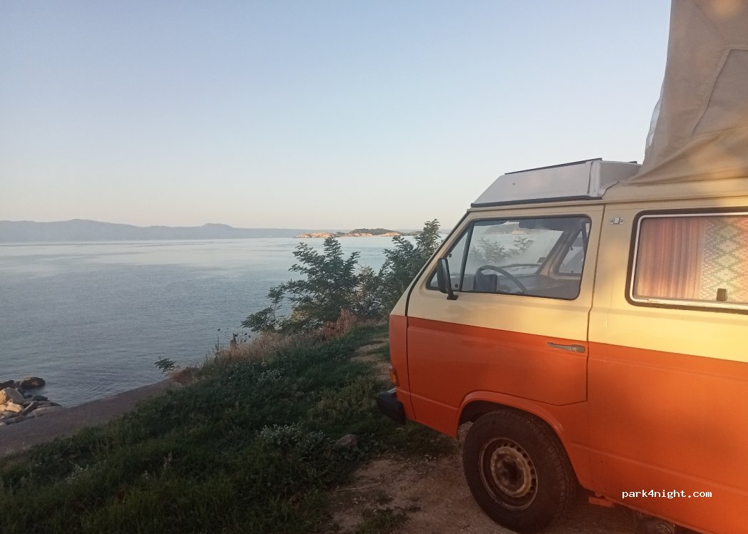 (630 75) Ouranoupoli - Unnamed road — foto