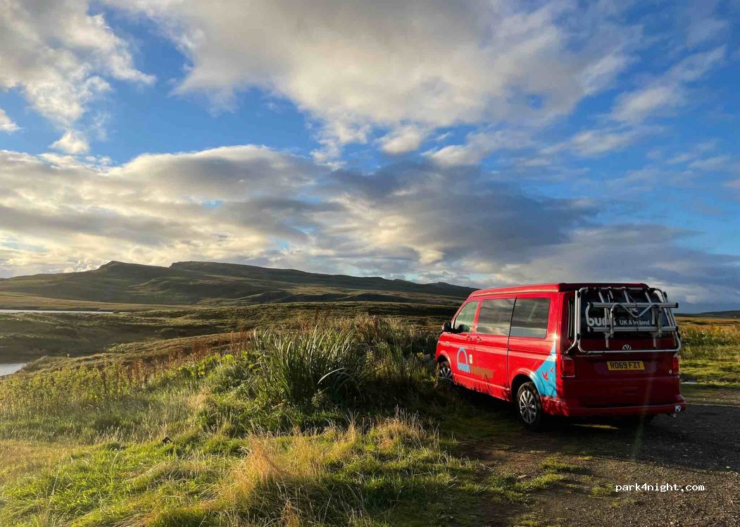 (IV51 9HX) Portree - A855 — foto