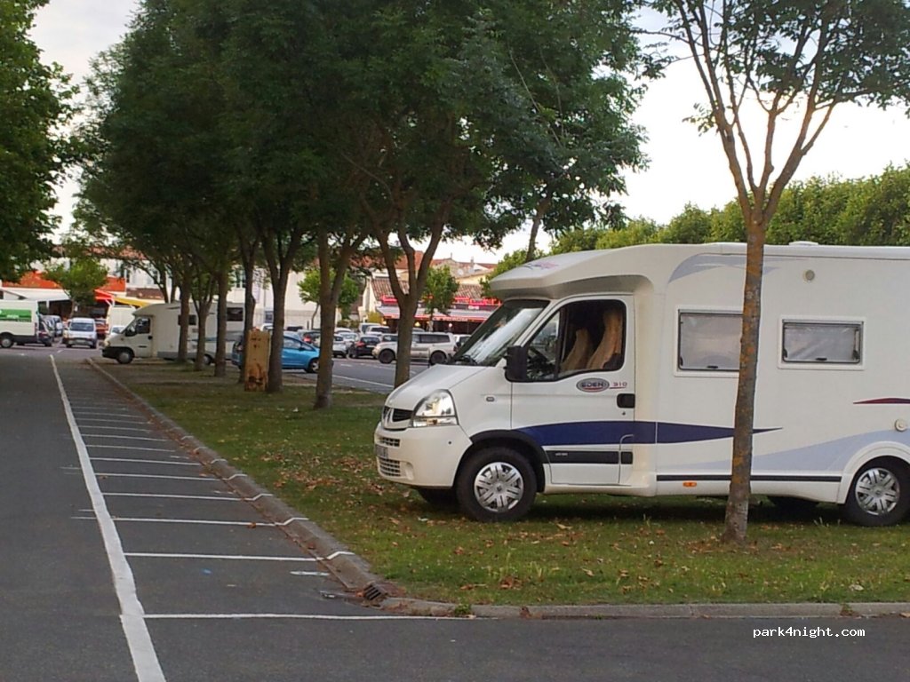 (17310) Saint-Pierre-d'Oléron - Place Gambetta — foto 3