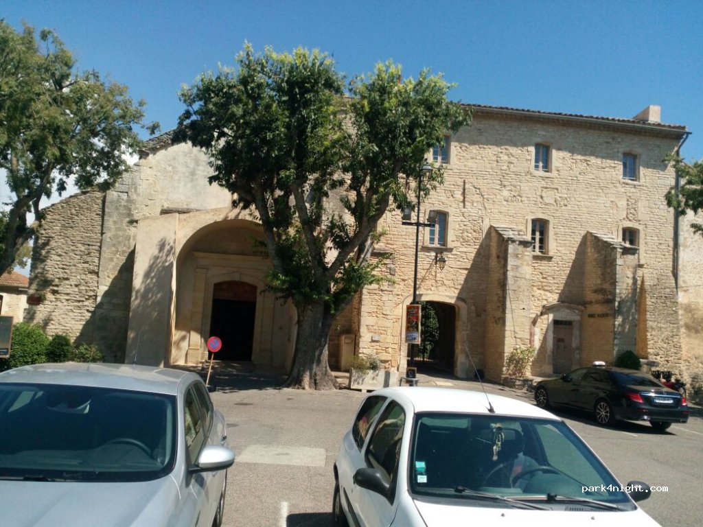 (84220) Goult - 9 Rue de la République — foto