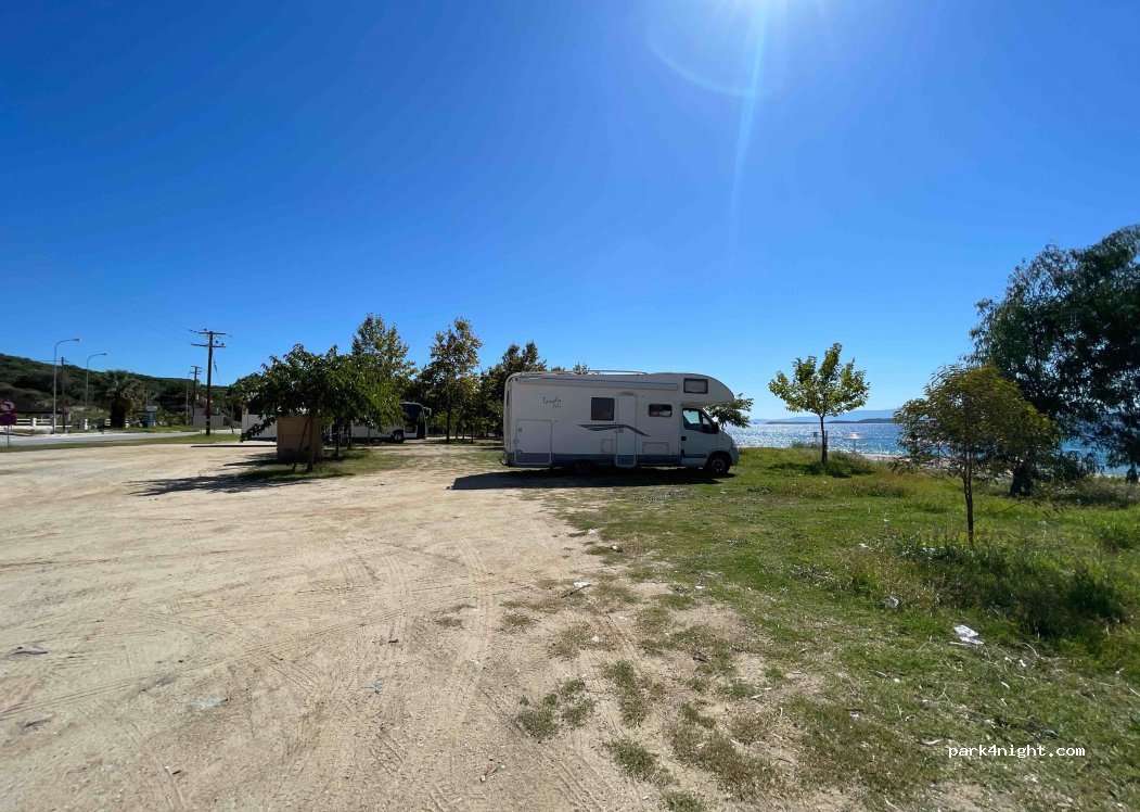 (630 75) Ouranoupoli - Unnamed Road — foto