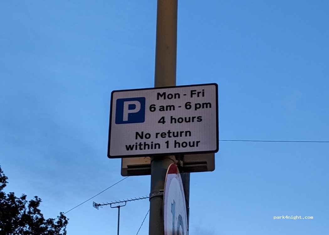 (GU21 7SQ) Woking - Unnamed road — foto 2