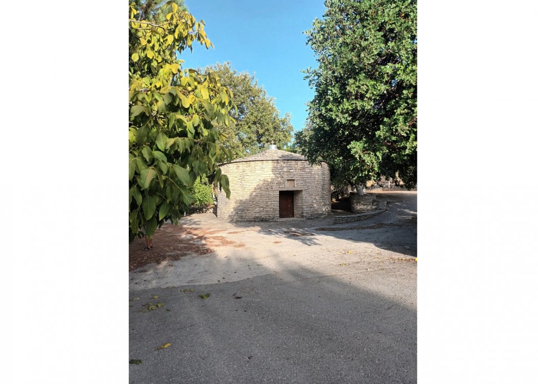 (740 54) Milopotamos - Unnamed Road — foto