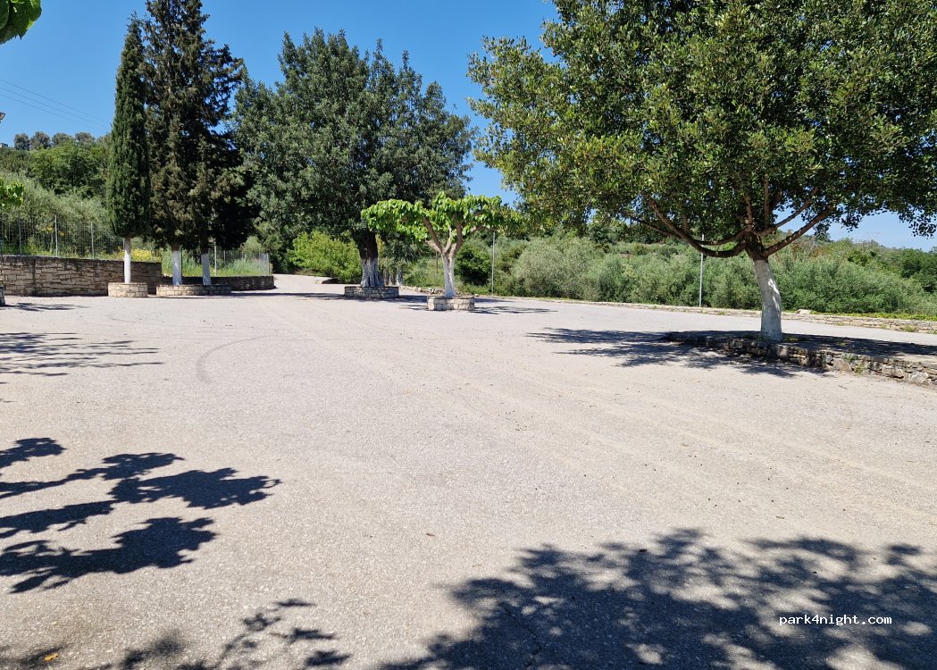 (740 54) Milopotamos - Unnamed Road — foto 2
