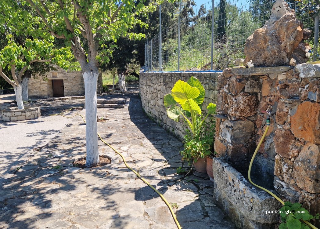 (740 54) Milopotamos - Unnamed Road — foto 3