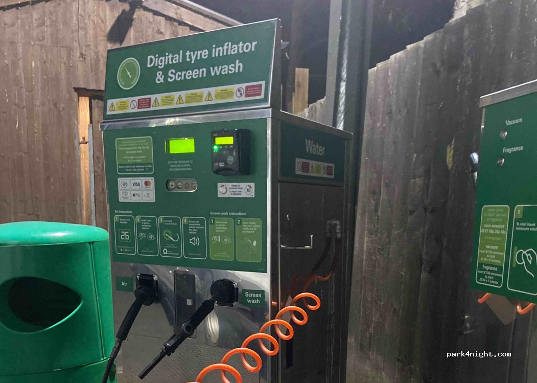 (KT8 9HB) Molesey - 1a Hampton Court Way — foto