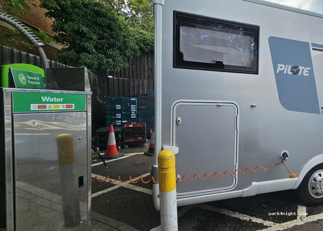 (KT8 9HB) Molesey - 1a Hampton Court Way — foto 2