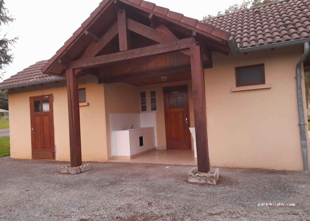 Aire de Camping-Car Saint-Amand-Magnazeix — foto