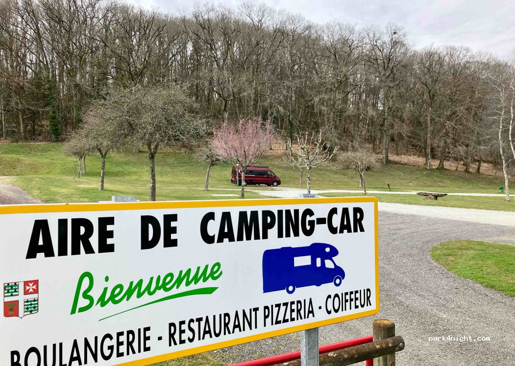 Aire de Camping-Car Saint-Amand-Magnazeix — foto 2