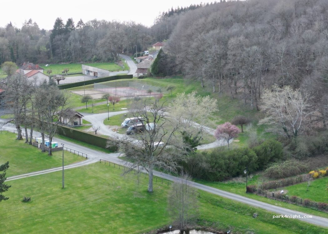 Aire de Camping-Car Saint-Amand-Magnazeix — foto 3