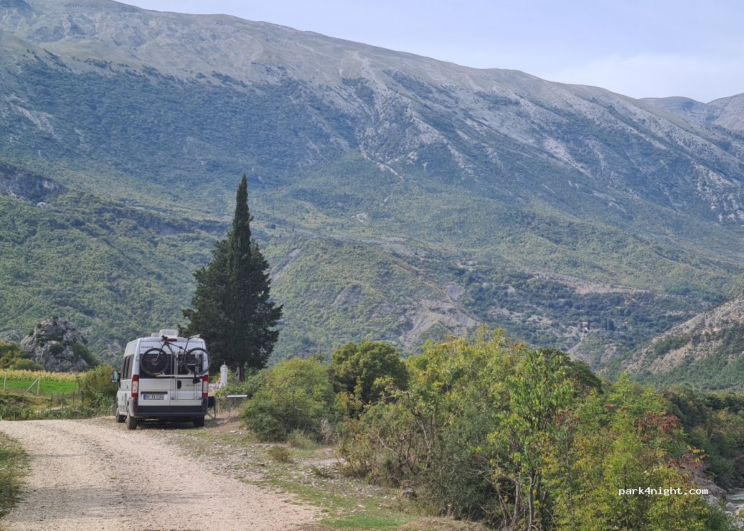 (6C47+98W) Petran - Unnamed Road — foto