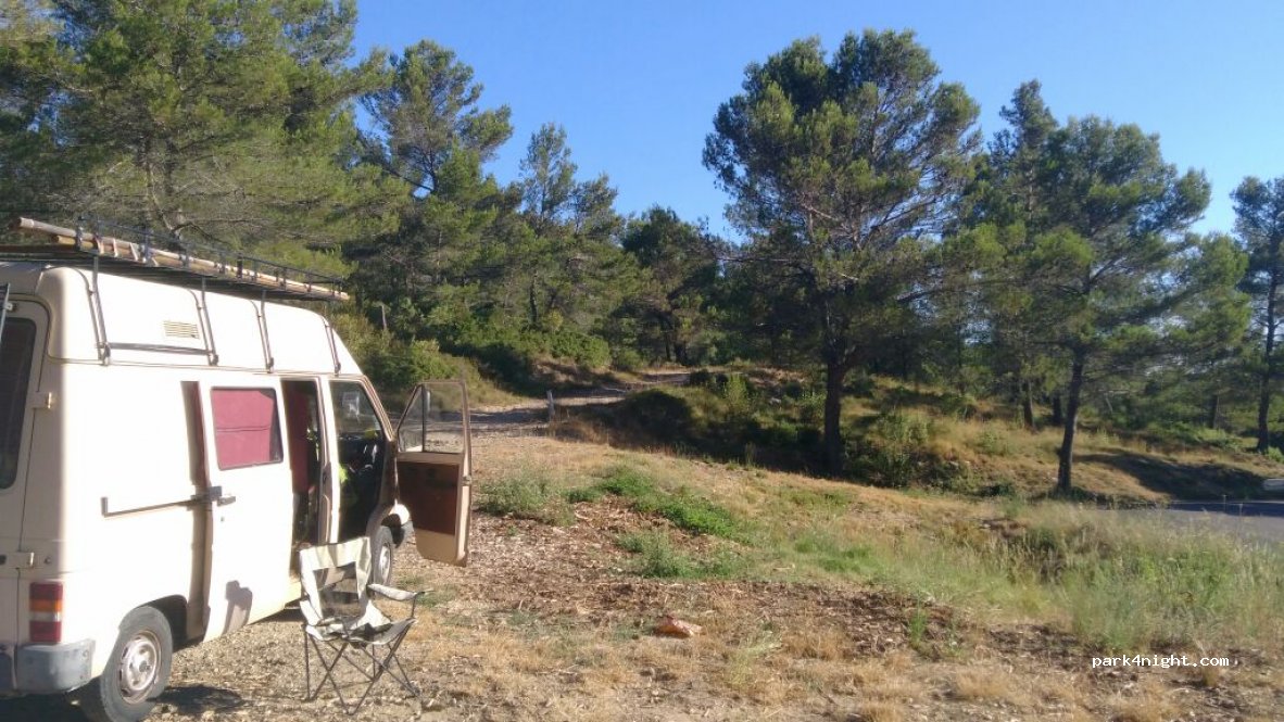 (13520) Les Baux-de-Provence - D27 — foto