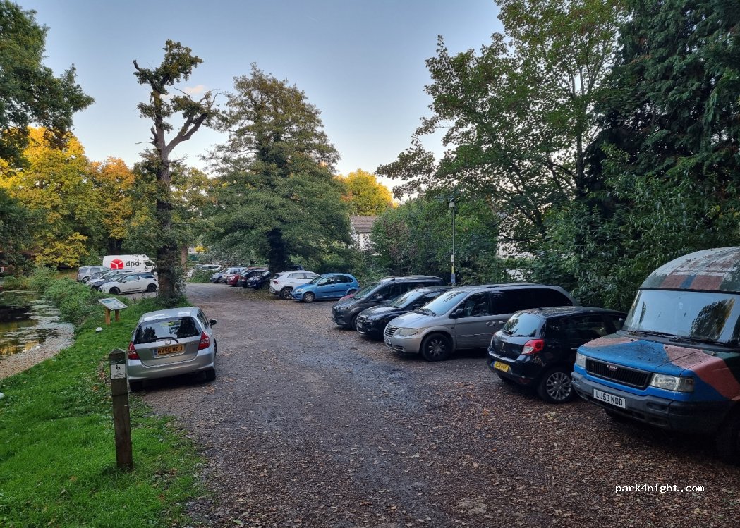 (KT14 6DU) West Byfleet - 94 Scotland Bridge Road — foto
