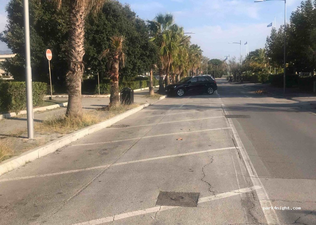 (54033) Marina di Carrara - n 68 Viale Amerigo Vespucci — foto 3