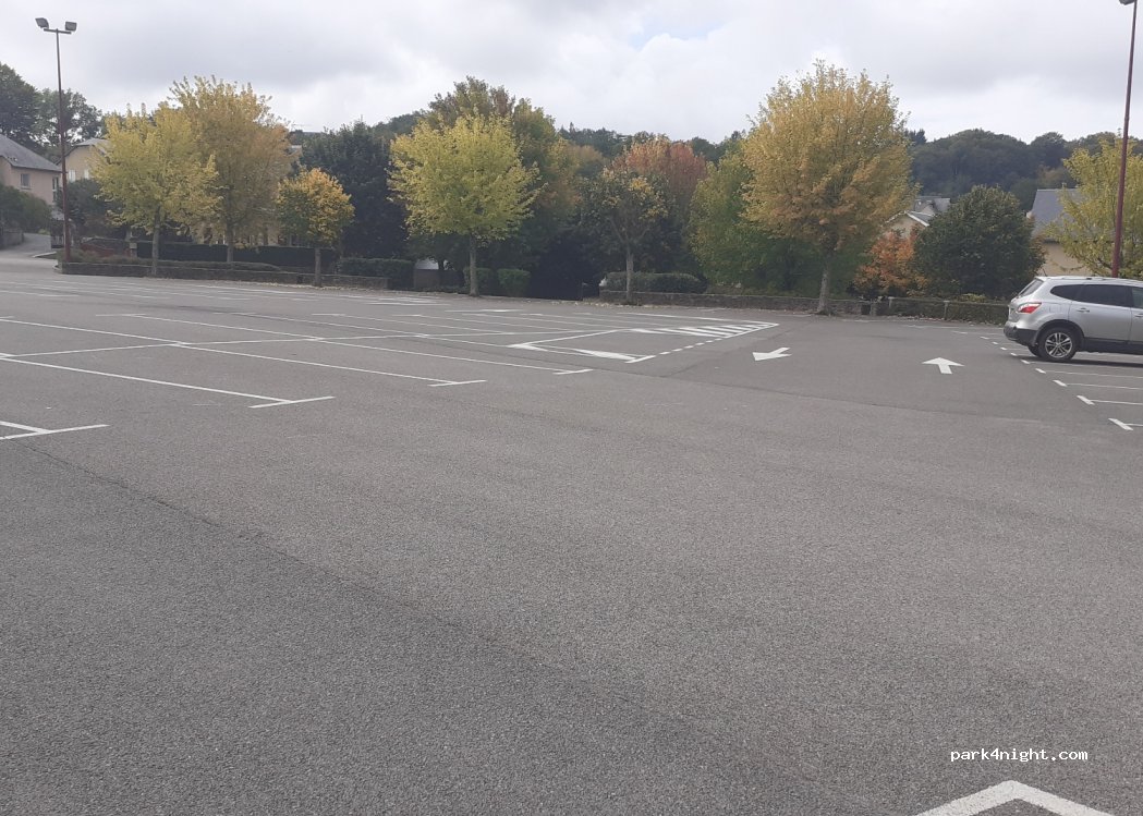 (12410) Salles-Curan - 1 Place du Foirail — foto