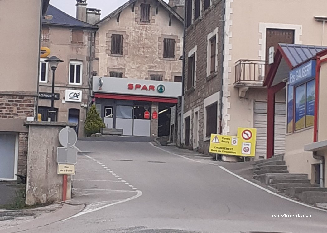 (12410) Salles-Curan - 1 Place du Foirail — foto 2