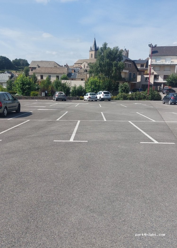 (12410) Salles-Curan - 1 Place du Foirail — foto 3