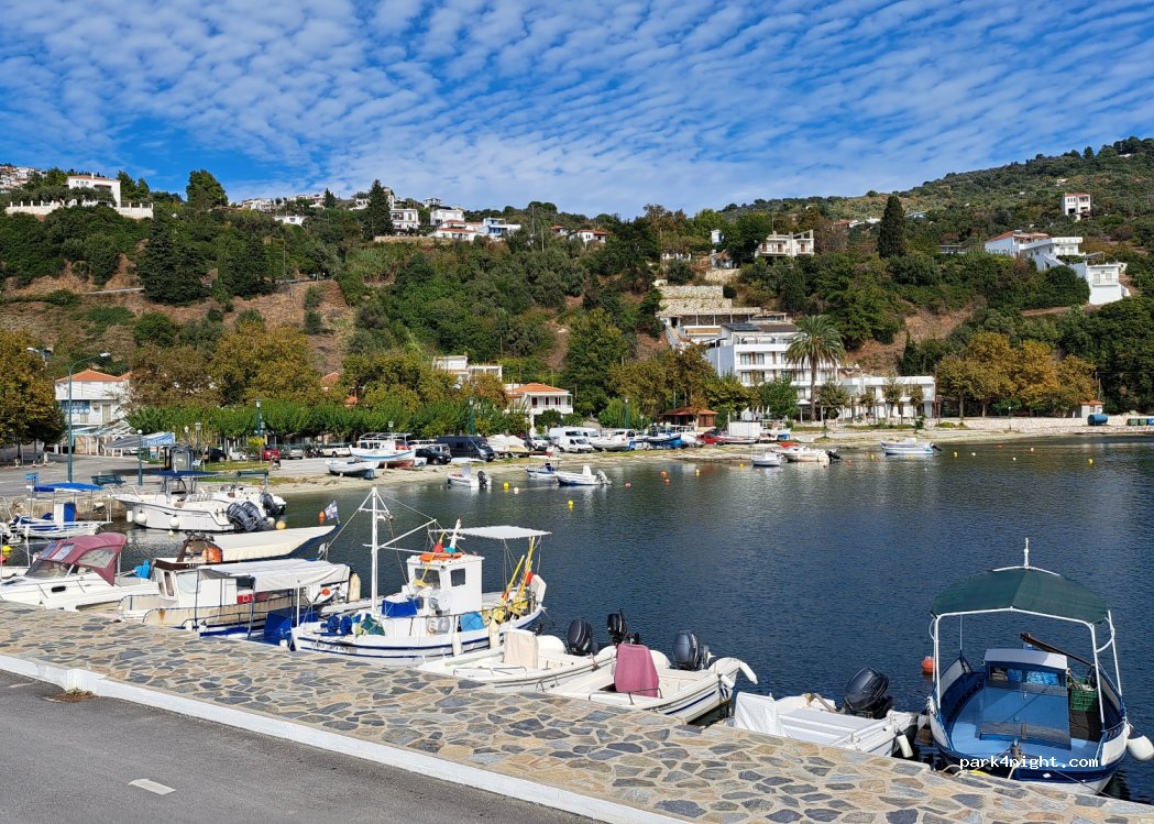 (370 03) Loutraki - Eparchiaki Odos Skopelou-Loutrakiou — foto 2