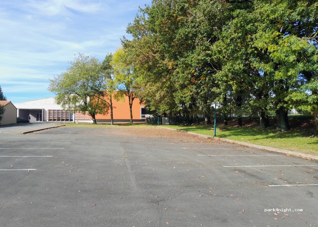 (85140) Essarts-en-Bocage - 1 Allée des Sports — foto 2