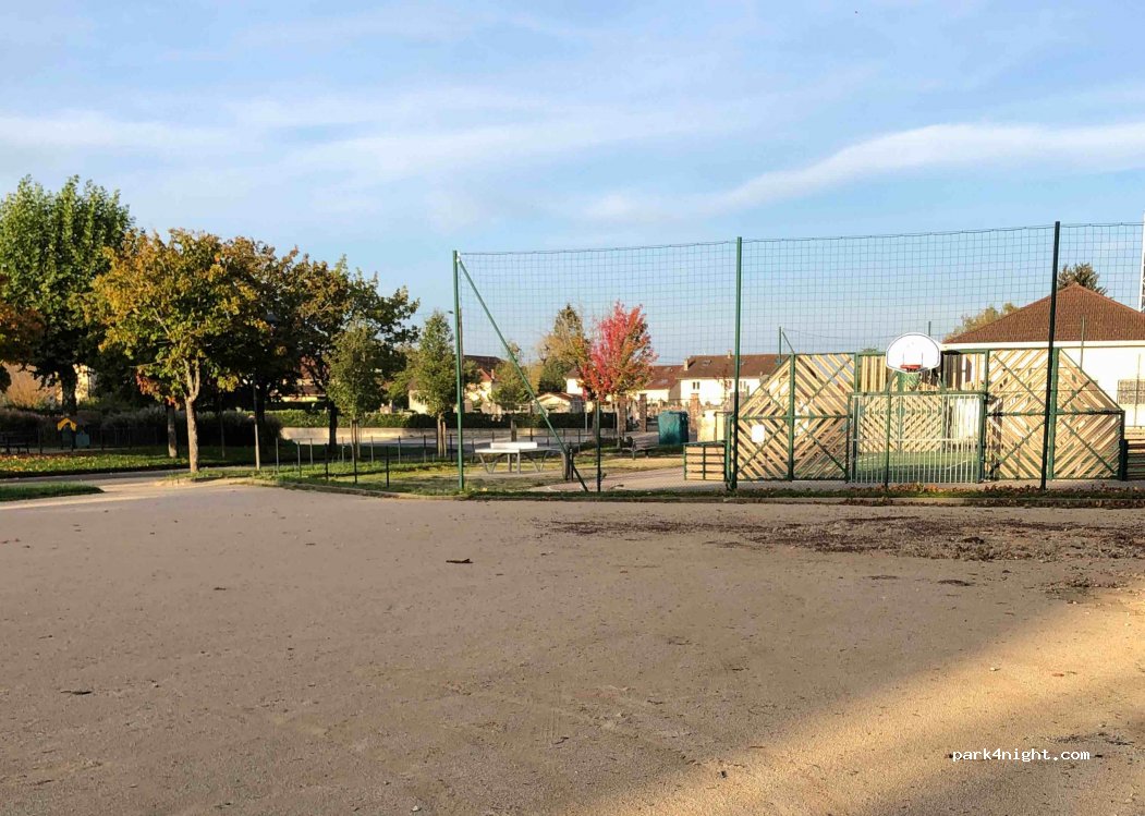 (01340) Montrevel-en-Bresse - 10 Place de l'Église — foto