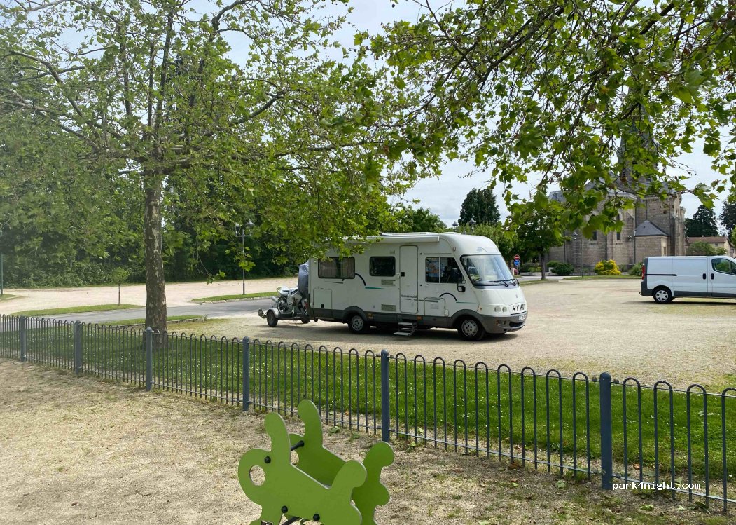 (01340) Montrevel-en-Bresse - 10 Place de l'Église — foto 3