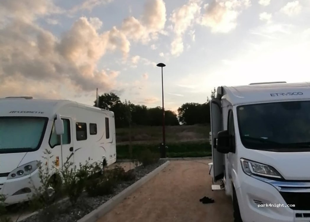 Aire de camping-car  Vic-sur-Seille — foto 3