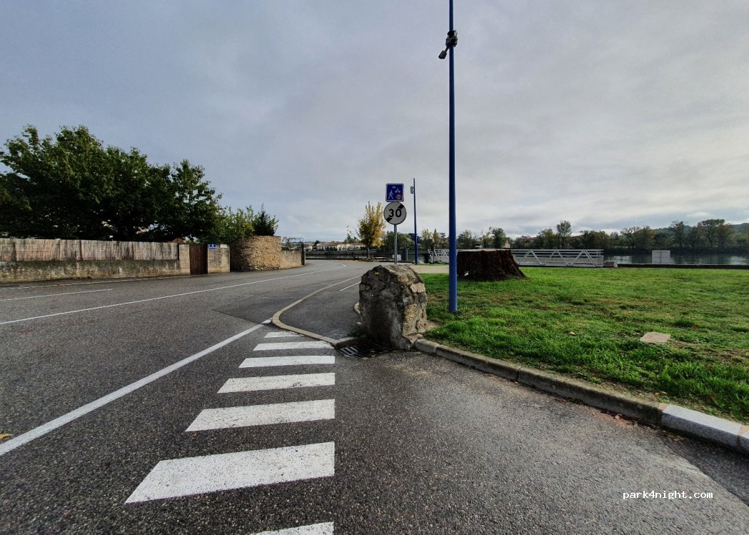 (07340) Andance - 4 Place Maxime Chantier — foto