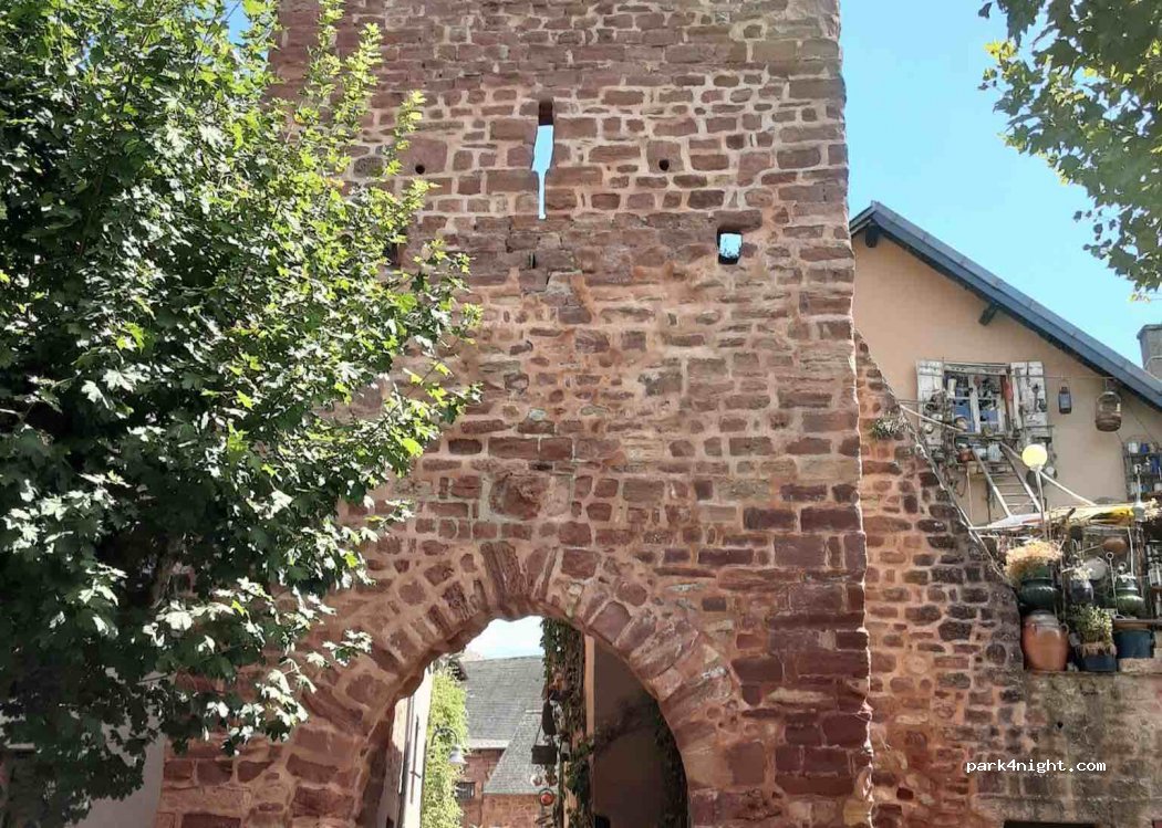 (12330) Clairvaux-d'Aveyron - 9 Place de Lecole — foto