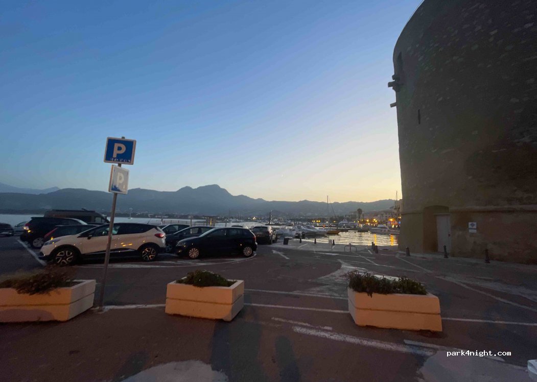 (20260) Calvi - 1 Place Porteuse d'Eau — foto