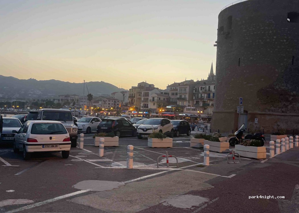 (20260) Calvi - 1 Place Porteuse d'Eau — foto 3