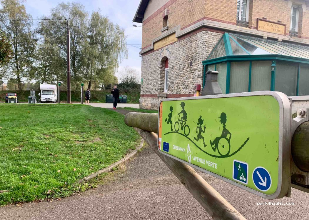 (76440) Forges-les-Eaux - 5000 Place de la Gare Thermale — foto