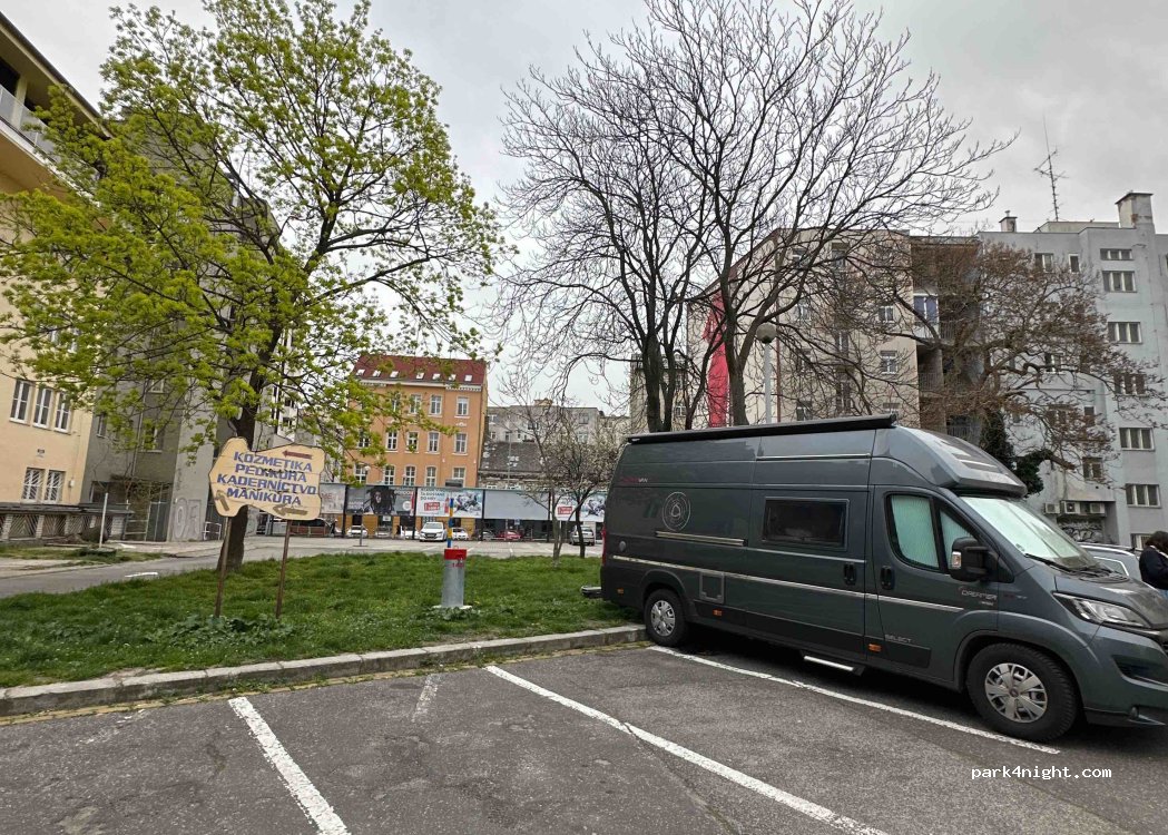 (811 08) Bratislava - 8 Cintorínska — foto 4