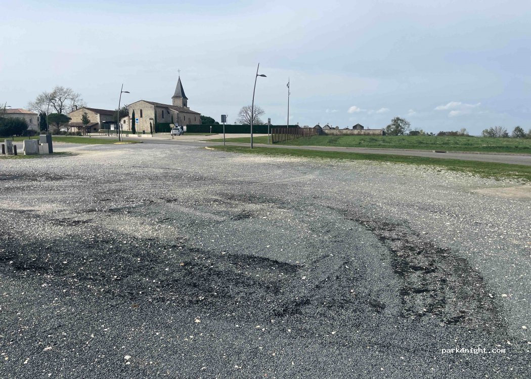 (33230) Le Fieu - 26 LE BOURG — foto
