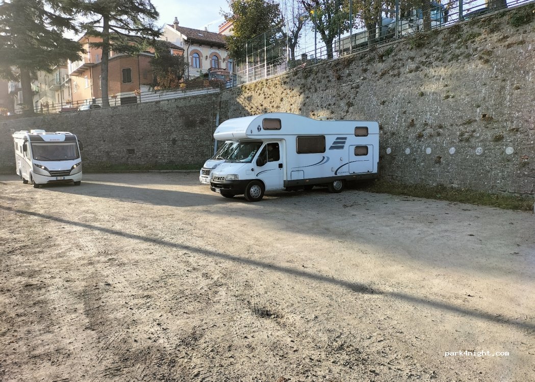 (12056) Mango - 96 Via Circonvallazione — foto