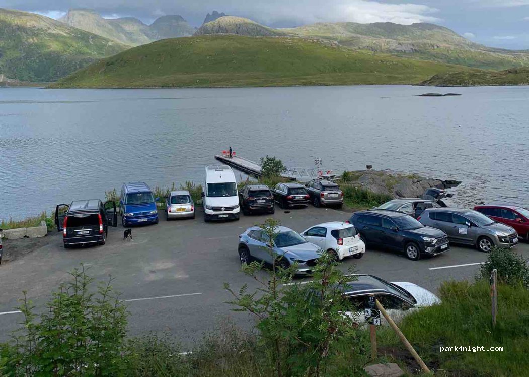 Parking Kvalvika Beach — foto