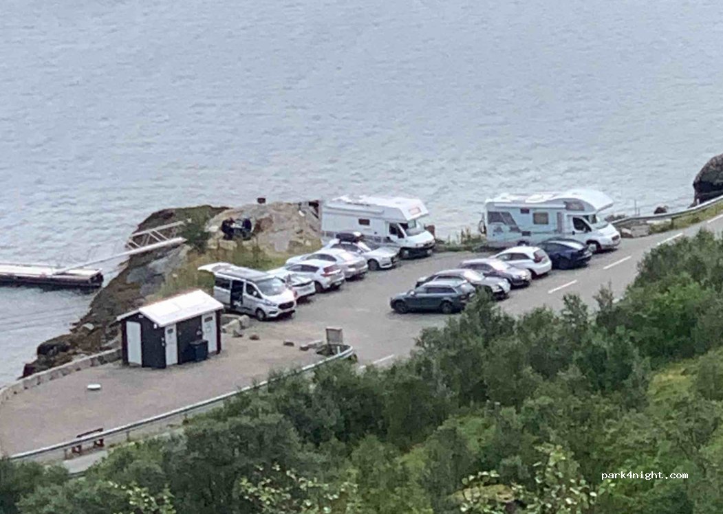 Parking Kvalvika Beach — foto 3