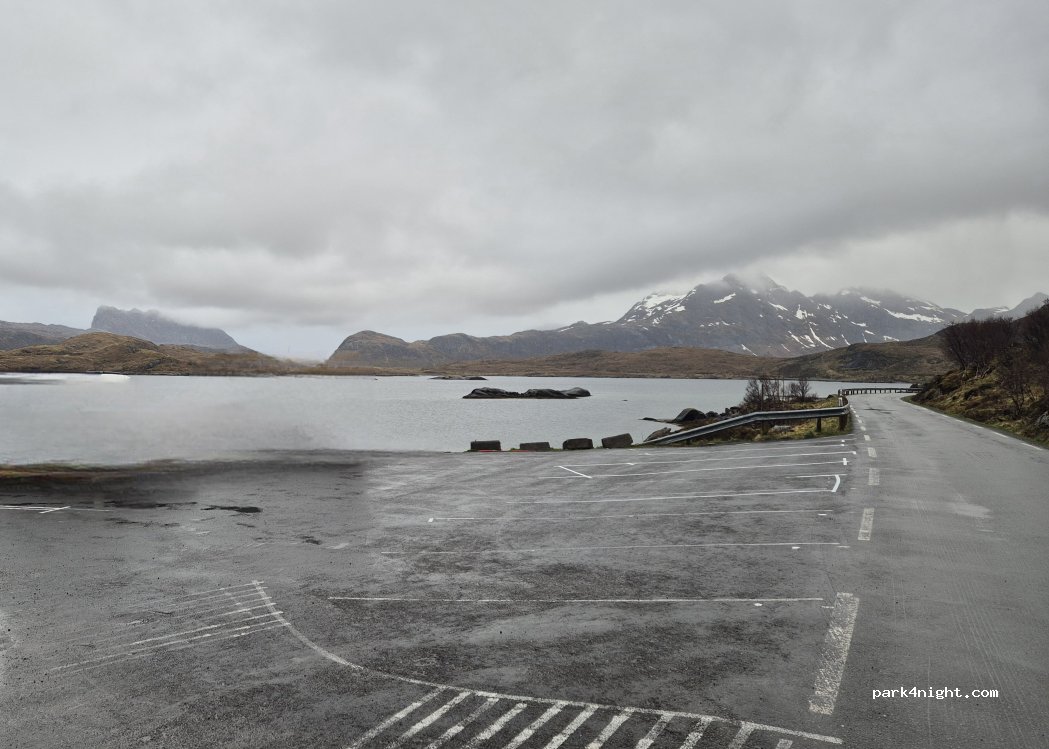 Parking Kvalvika Beach — foto 5