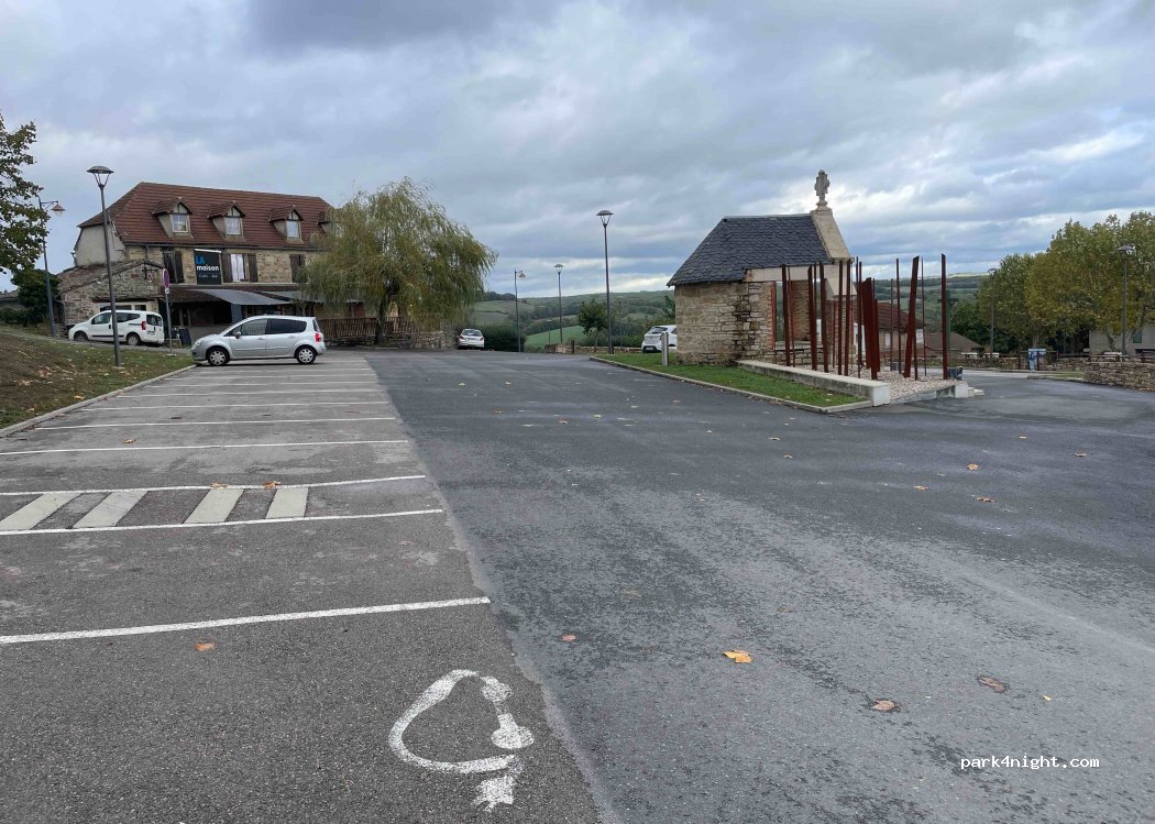 (82160) Parisot - 4 Place du Foirail — foto