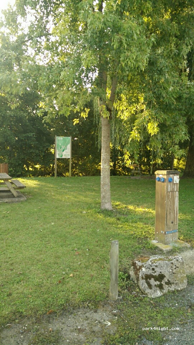 Aire de camping-cars Montmoreau-Saint-Cybard — foto