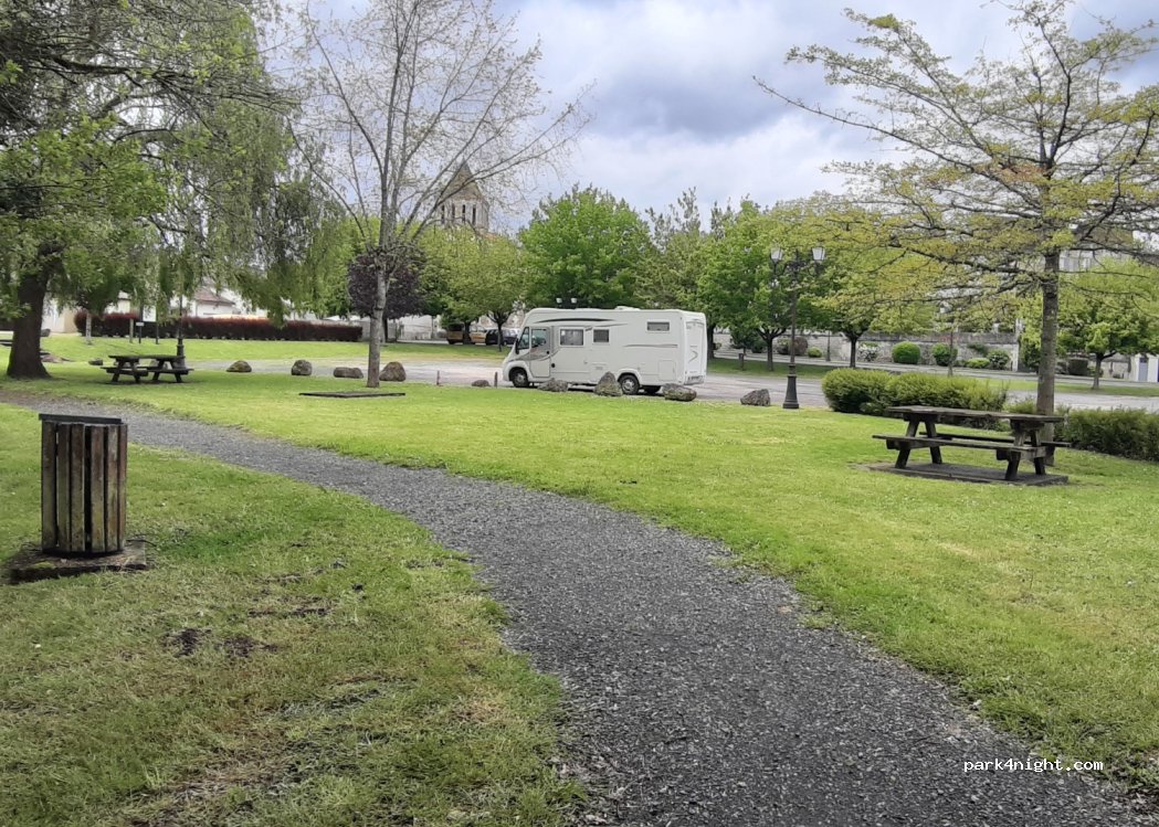 Aire de camping-cars Montmoreau-Saint-Cybard — foto 4