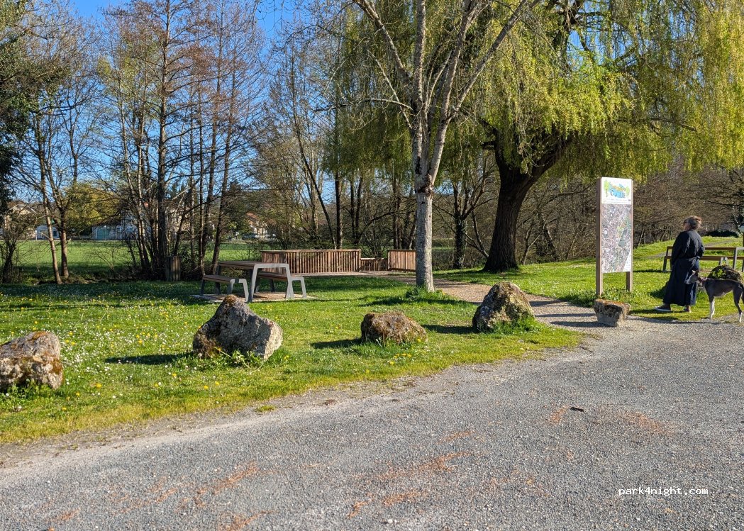 Aire de camping-cars Montmoreau-Saint-Cybard — foto 5