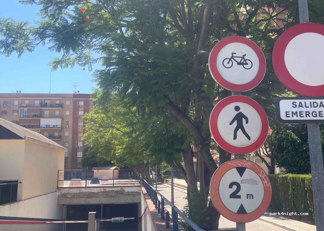 (41013) Sevilla - 17C Calle Castillo de Baños de la Encina — foto