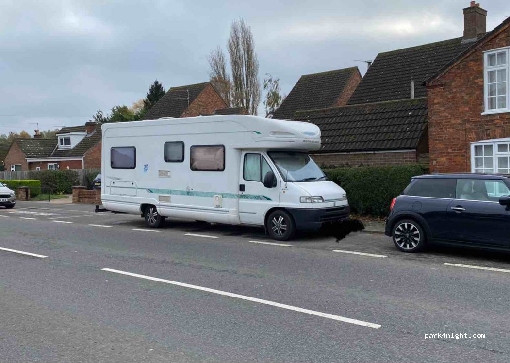 (LN4 4LE) Tattershall - 07 High Street — foto