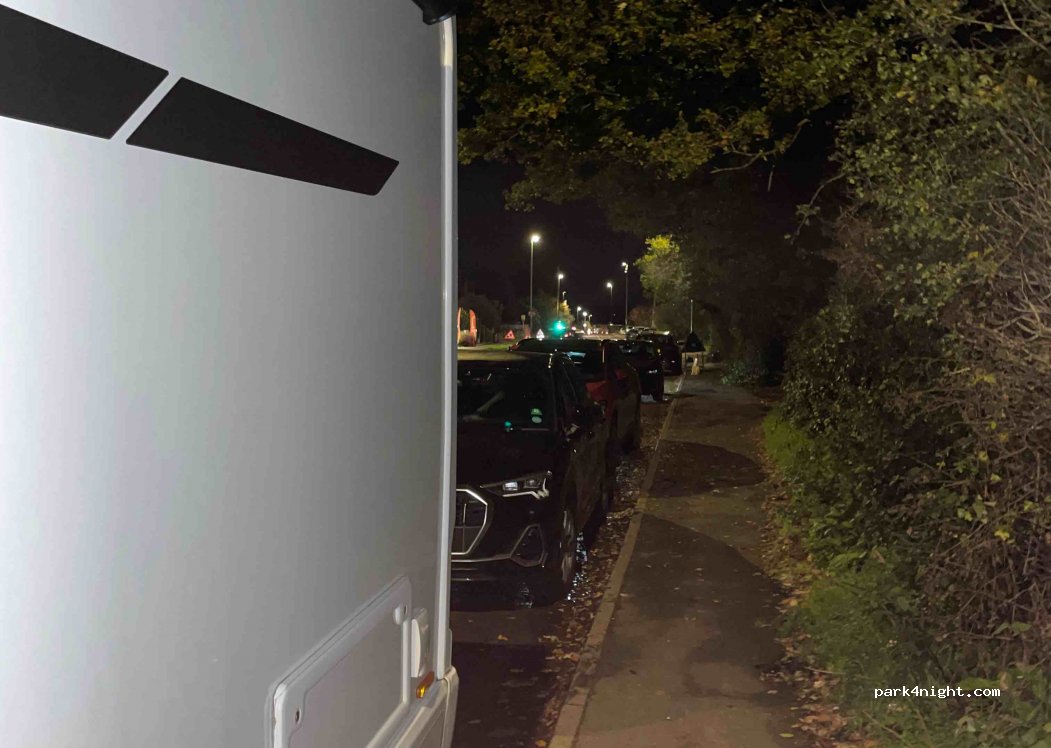 (KT11 1AW) Cobham - Portsmouth Rd — foto