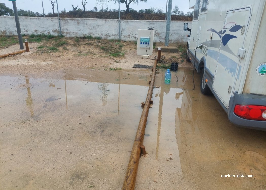 Área autocaravanas Ameixial — foto 2