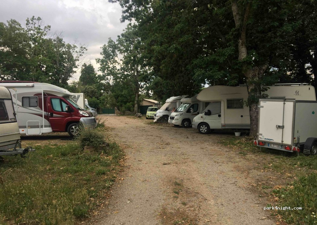 Aire Camping Car Municipale de Sauveterre de Rouergue — foto